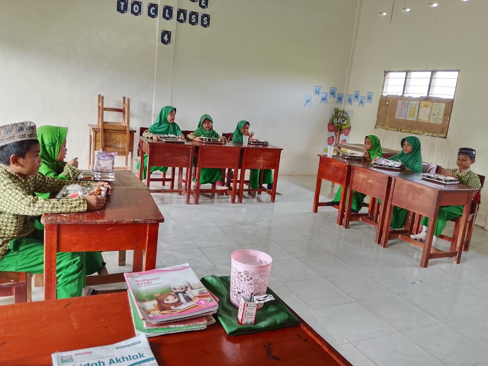 Siswa MI Yaslim, Tanralili, saat menikmati MBG. (foto: ist)