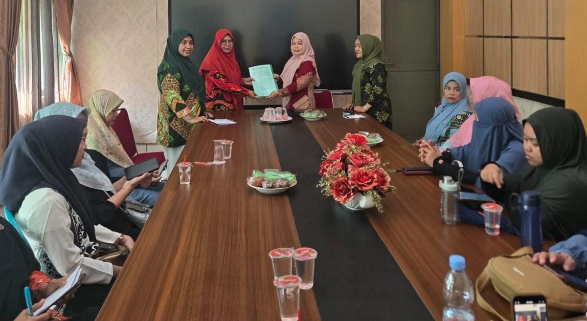 Suasana pelepasan di ruang rapat