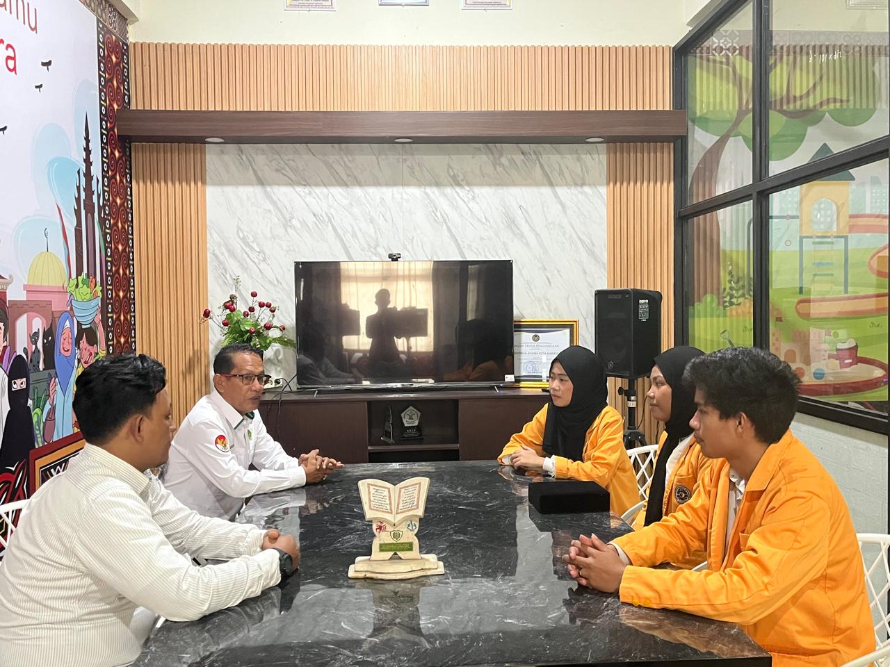 Saat pelepasan yang berlangsung di ruang pertemuan PTSP