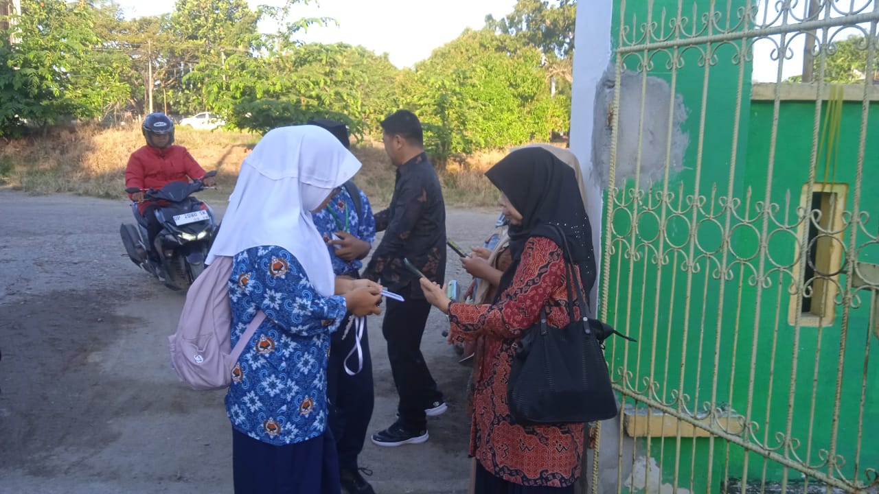 MTsN Pinrang Mulai Terapkan Absensi Barcode, Guru Piket Ingatkan Siswa Bawa Kartu