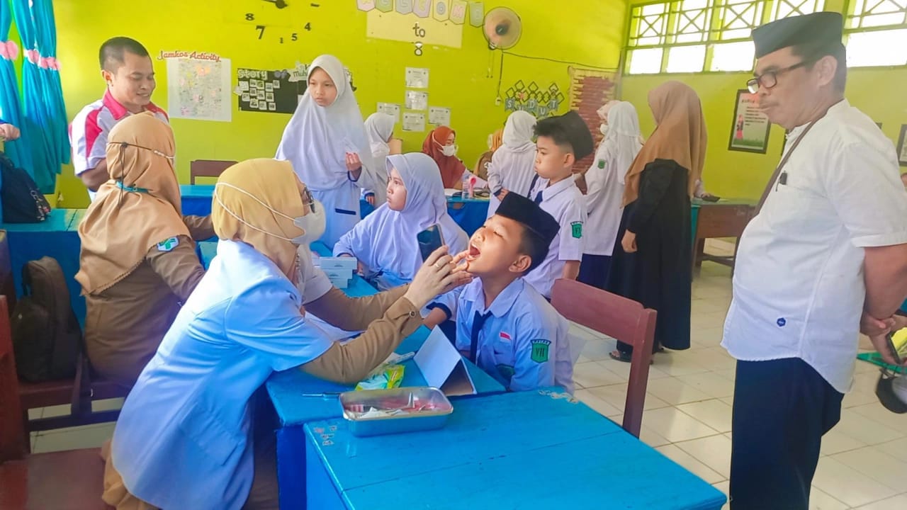 Tampak siswa saat pemeriksaan gigi