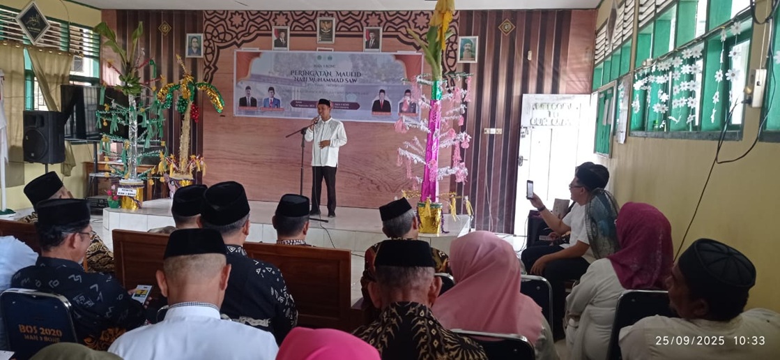 Kepala MAN 3 Bone, Mappeati memberikan sambutan pada peringatan Maulid Nabi Muhammad SAW di MAN 3 Bone