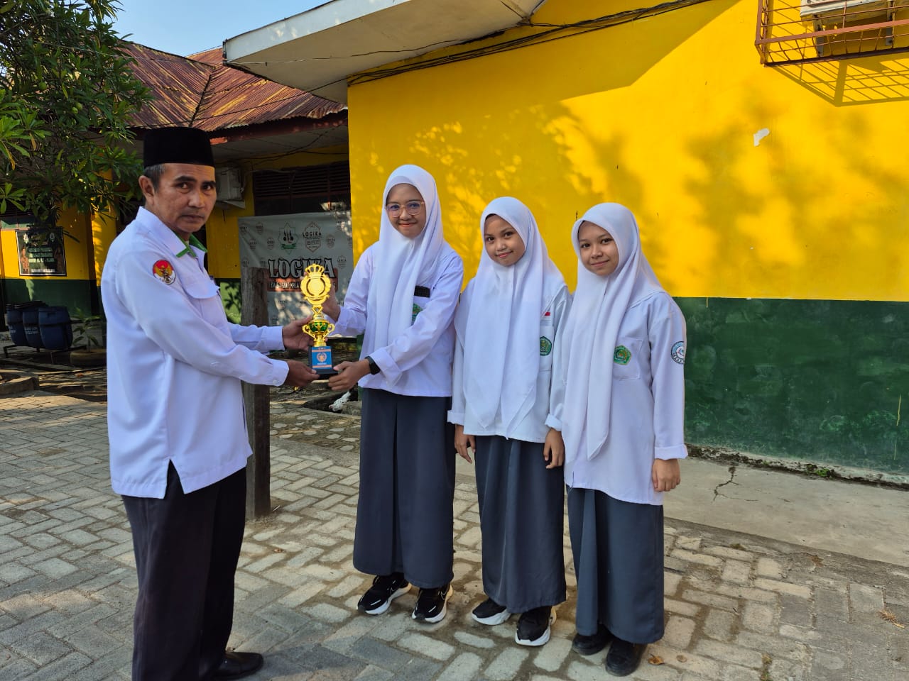 Tim Debat MAN Pinrang Raih Prestasi Pada HI-Dec IAIN Parepare 2025