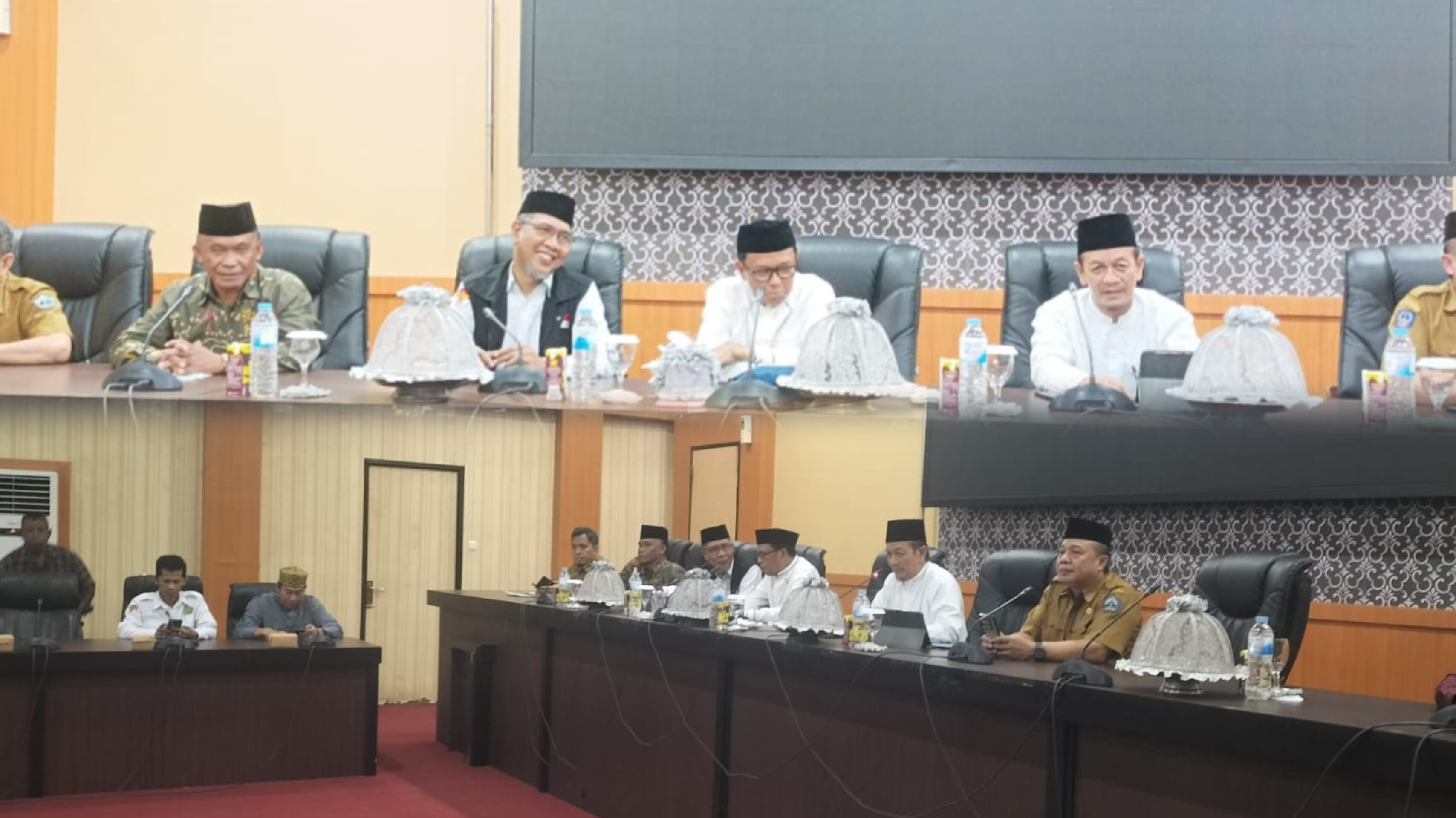Kakan Kemenag Bantaeng bersama Prof. Nurdin Abdullah, serta sejumlah tokoh agama sedang mengadakan rapat persiapan pelantikan pengurus Masjid Agung pada Senin, 30 Juni 2025 (Foto: Humas Kemenag Bantaeng)