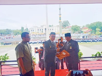 Momen penyerahan sertifikat tanah wakaf Masjid Babussalam oleh Bapak Bupati Soppeng