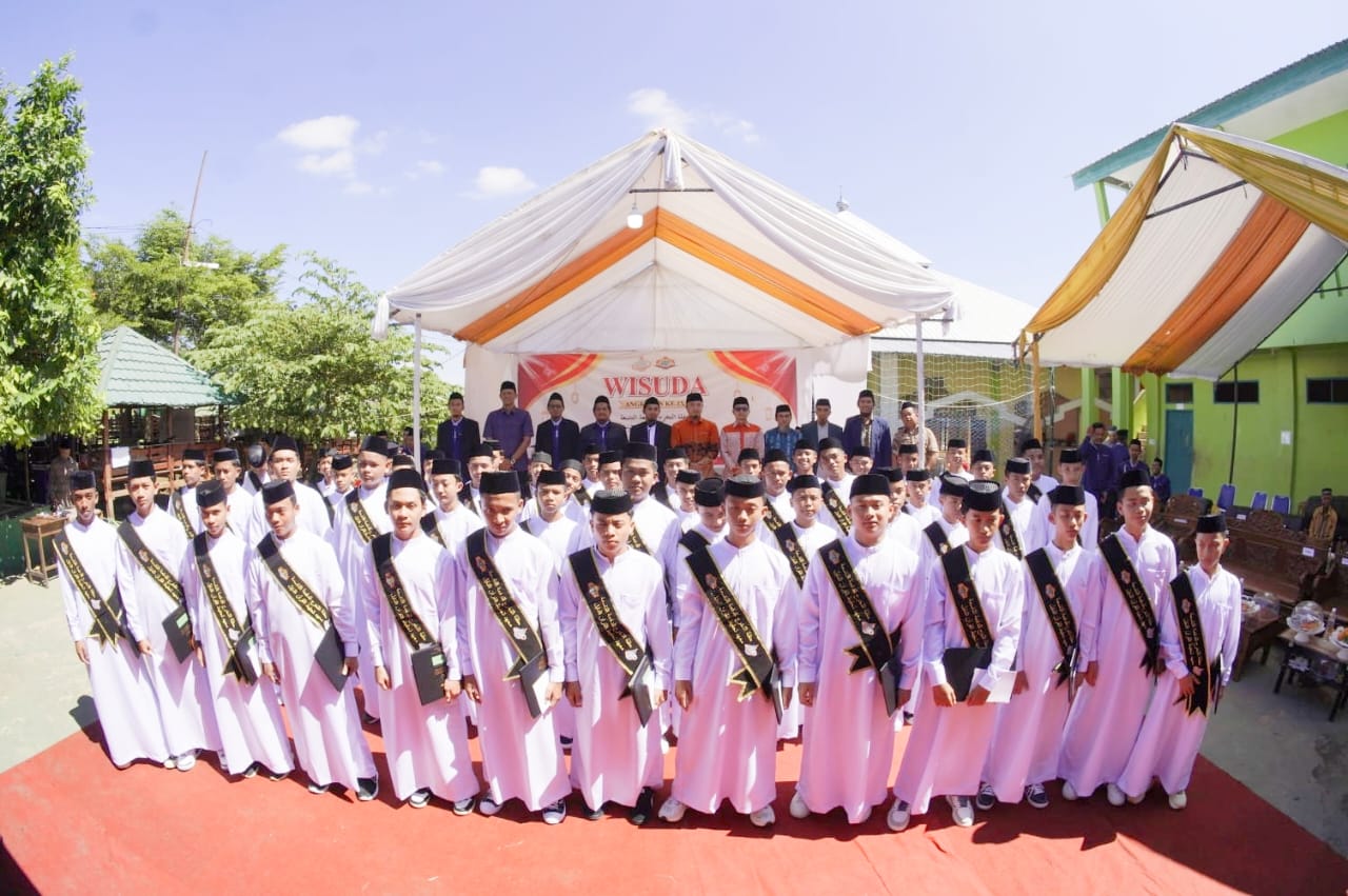 Para santri sesaat setelah wisuda