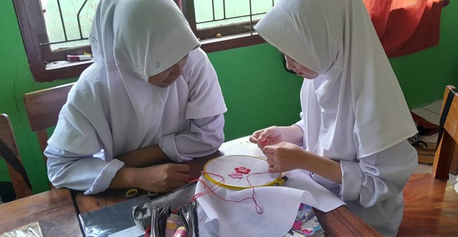 Belajar Menyulam, Siswa MAN Sidrap Kelas X Asah Kreativitas dan Ketelitian