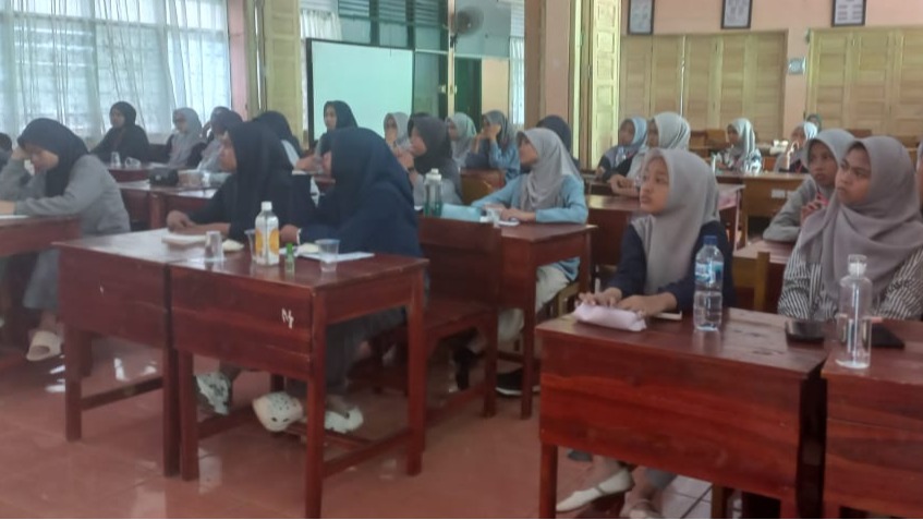 KIR MTsN Bone Berliterasi Global: Membangun Semangat Ilmiah Lewat Pena dan Rasa