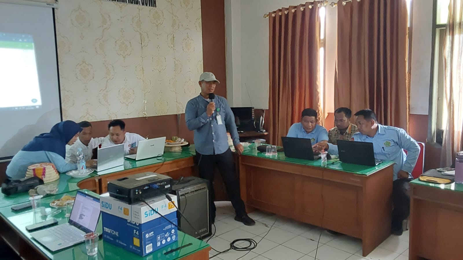 Perwakilan madrasah menyimak paparan staf Lingkungan Hidup