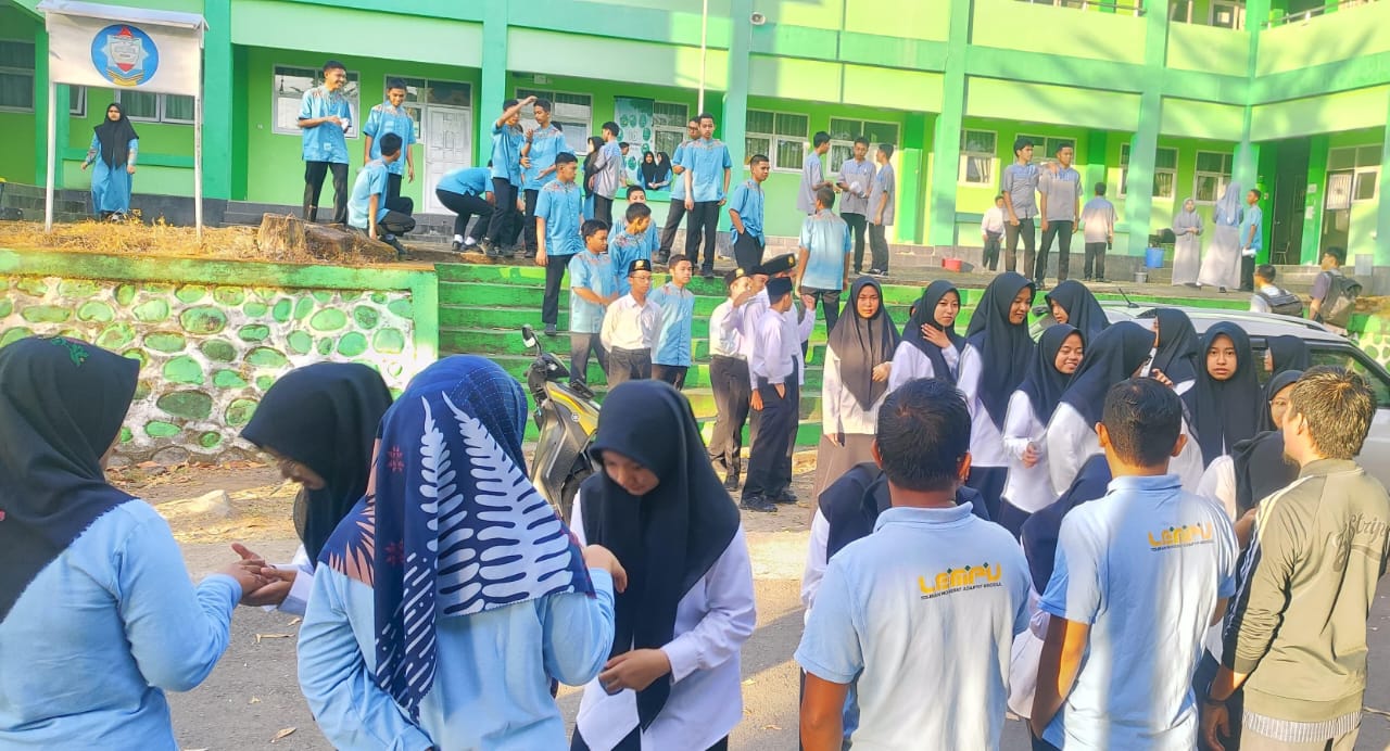 Para guru dan siswa bersalaman