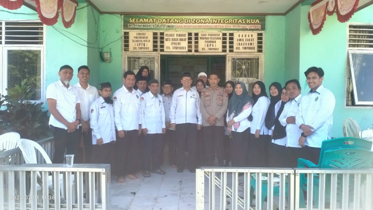 Kasi Bimas Islam H. Ramli dan Wakapolsek Tompubulu saat pembentukan tim cegah konflik paham keagamaan. (Foto: Jihad)