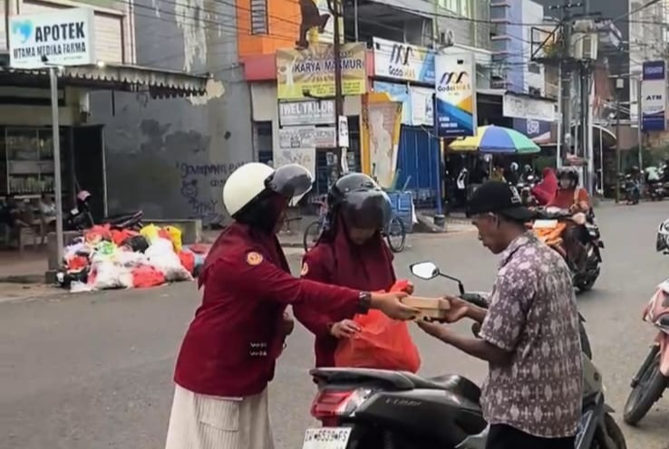 PIK Remaja Arung Palakka MTsN 1 Bone ON The Road Berbagi Takjil di Ramadhan 1446 H