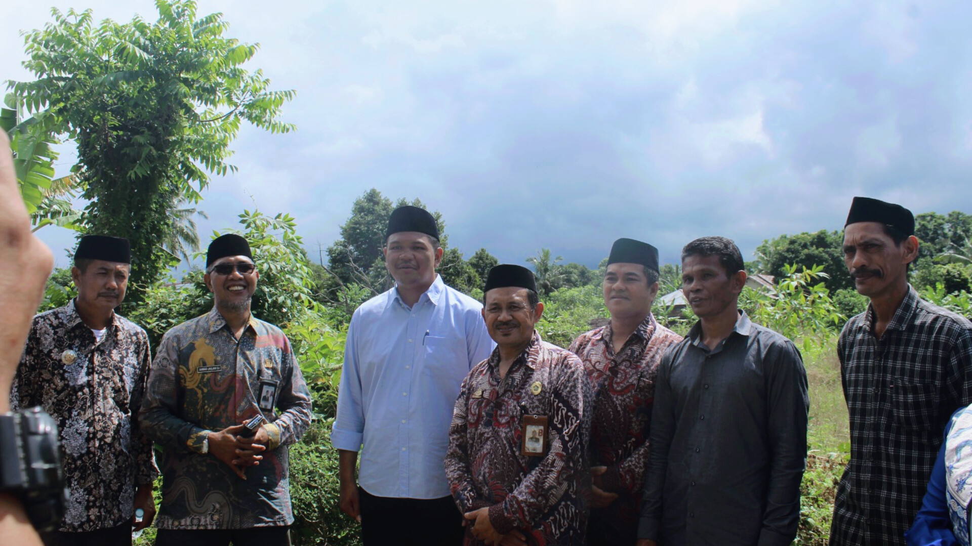 Bupati Bantaeng bersama Kakan Kemenag dan Kamad MTsN Bantaeng Tinjau Lahan Opsi Pembangunan Gedung