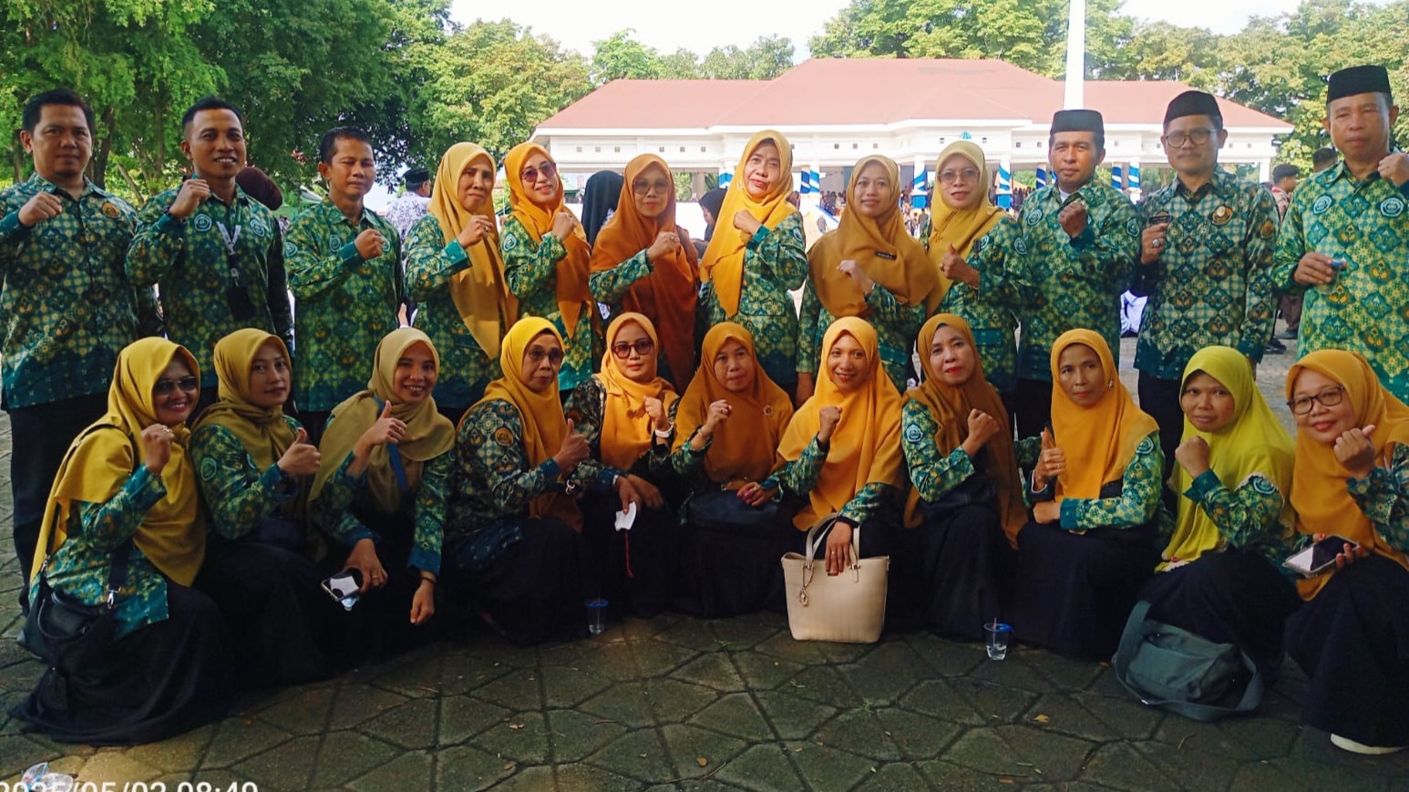 ASN MTsN 1 Semarakkan Upacara Hardiknas Bersama PGMI dalam Balutan Batik Kebanggaan