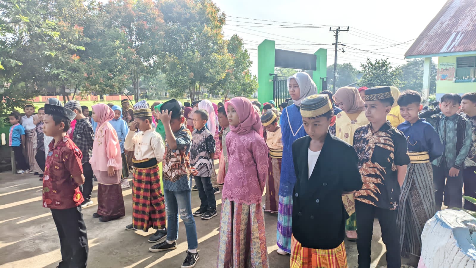 Para siswa dalam balutan baju adat