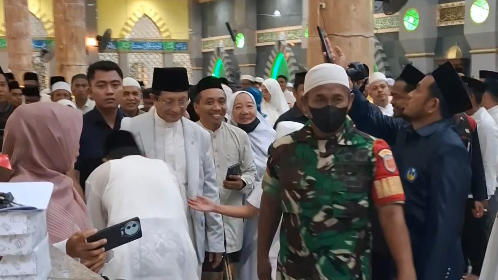 KH. Nasaruddin Umar Saat Tiba Di Mesjid Agung Kab. Bone
