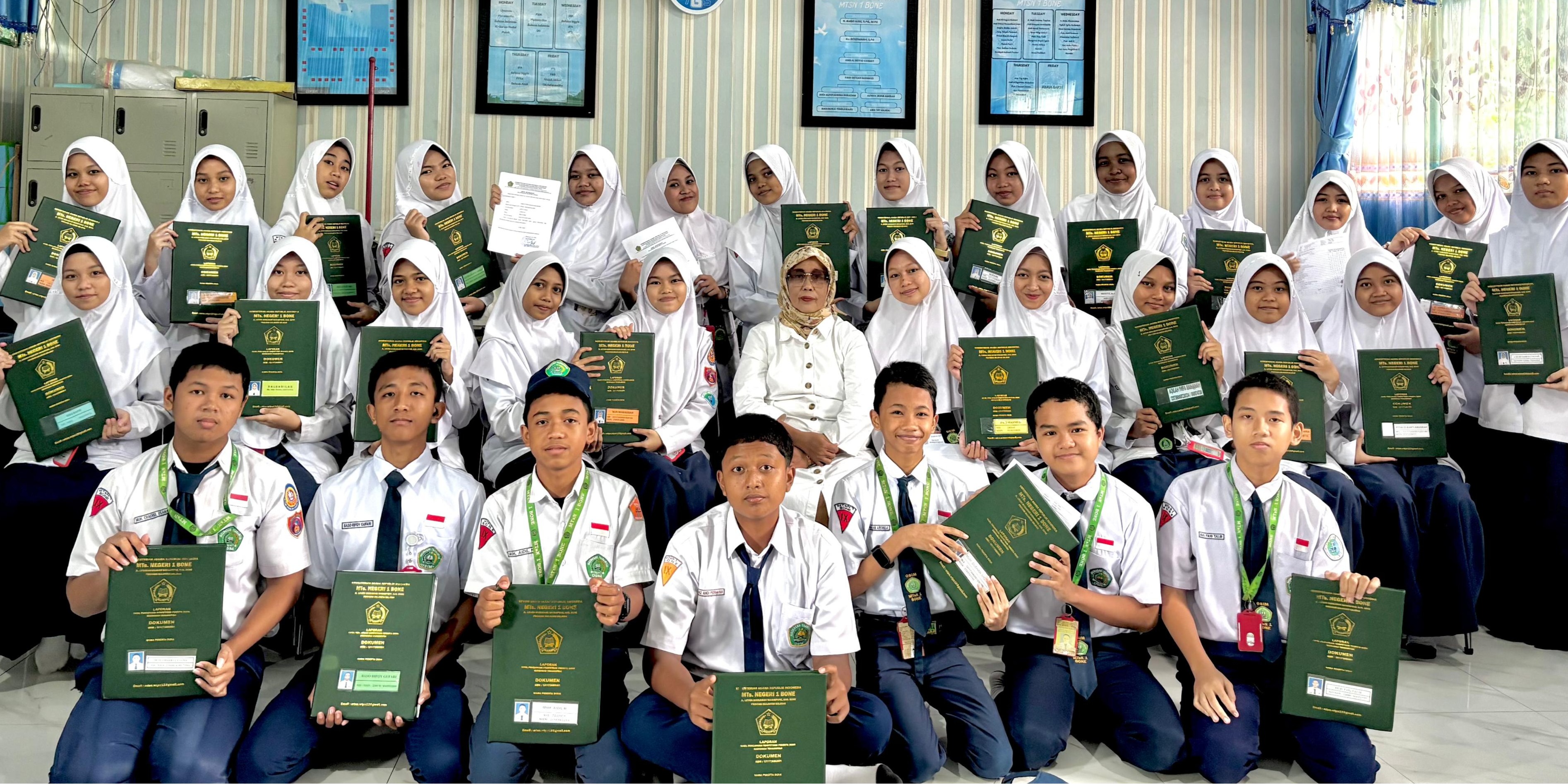 Hj. Rosdiana Bagikan Rapor Terakhir untuk Siswa Kelas 9 RMBI MTsN 1 Bone