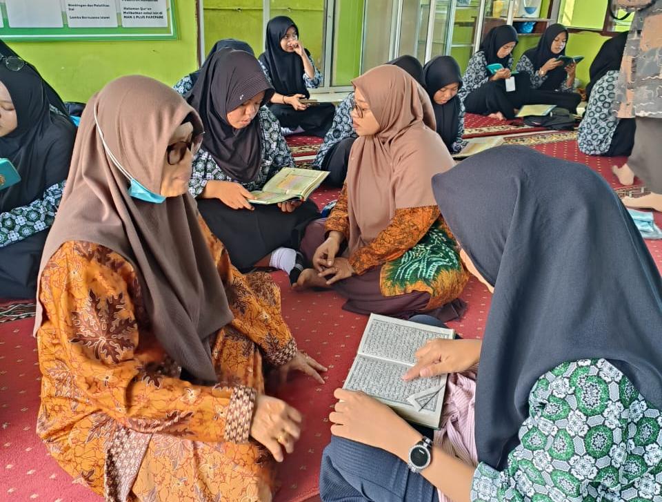 Guru dan Siswa antusias mengikuti kegiatan amaliah Ramadan di musala