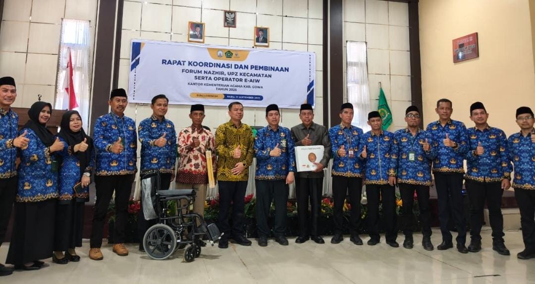 Foto bersama setelah penyerahan AlQur'an Braille dan Kursi Roda
