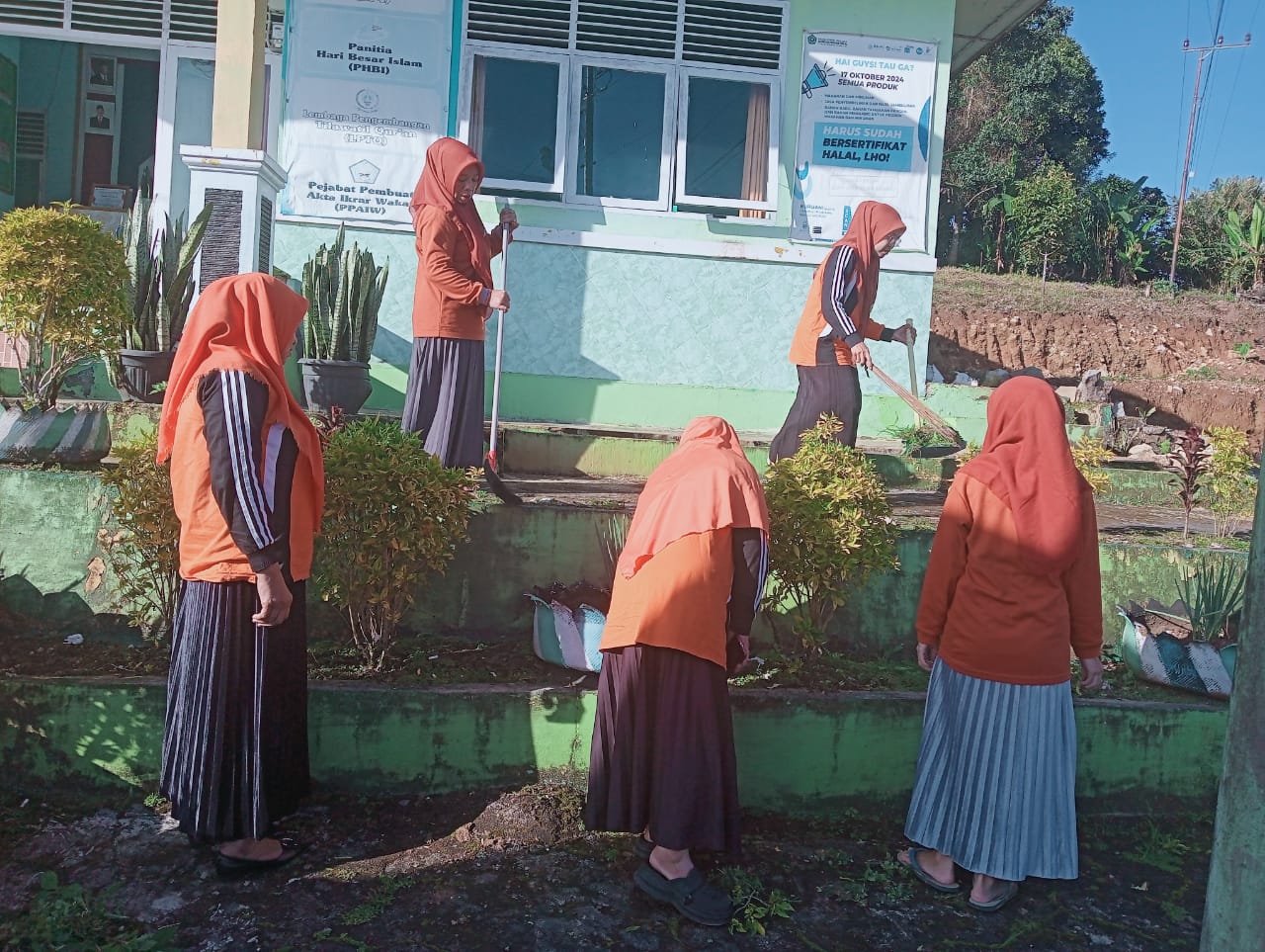 KUA Sinjai Borong Gelar Aksi Jumat Bersih, Teguhkan Komitmen Peduli Lingkungan