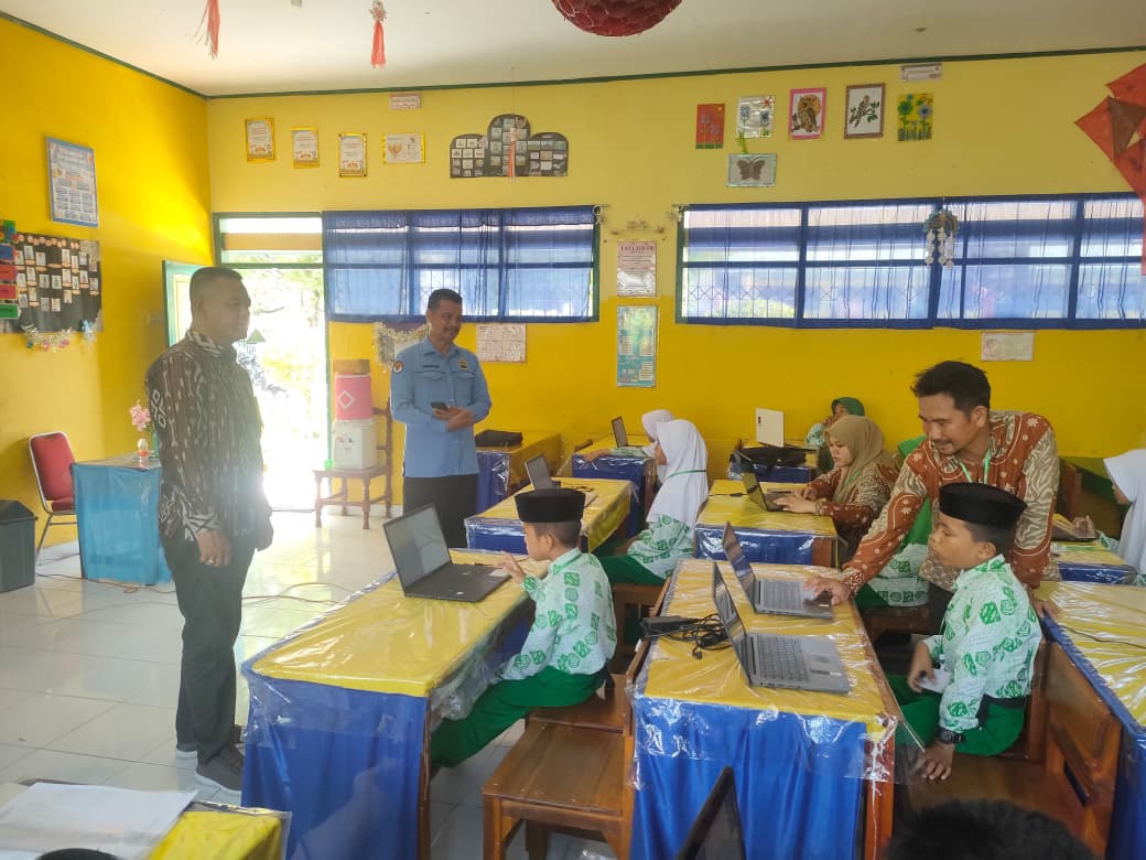 Pengawas MI dan Kepala MIN 7 Bone Memantau Pelaksanaan ANBK