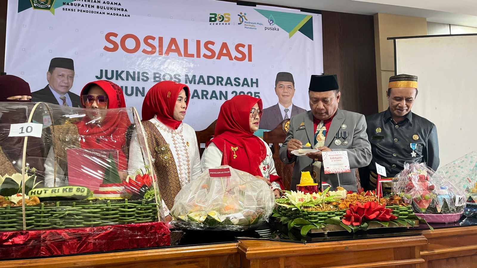 Kepala Kantor Kemenag Bulukumba, H. Misbah, S.Ag., MA di dampingi H. Arifin M. Pd. I bersama Hj. St. Aminah Misbah, S.Pd dalam Lomba Tumpeng Kemenag Bulukumba