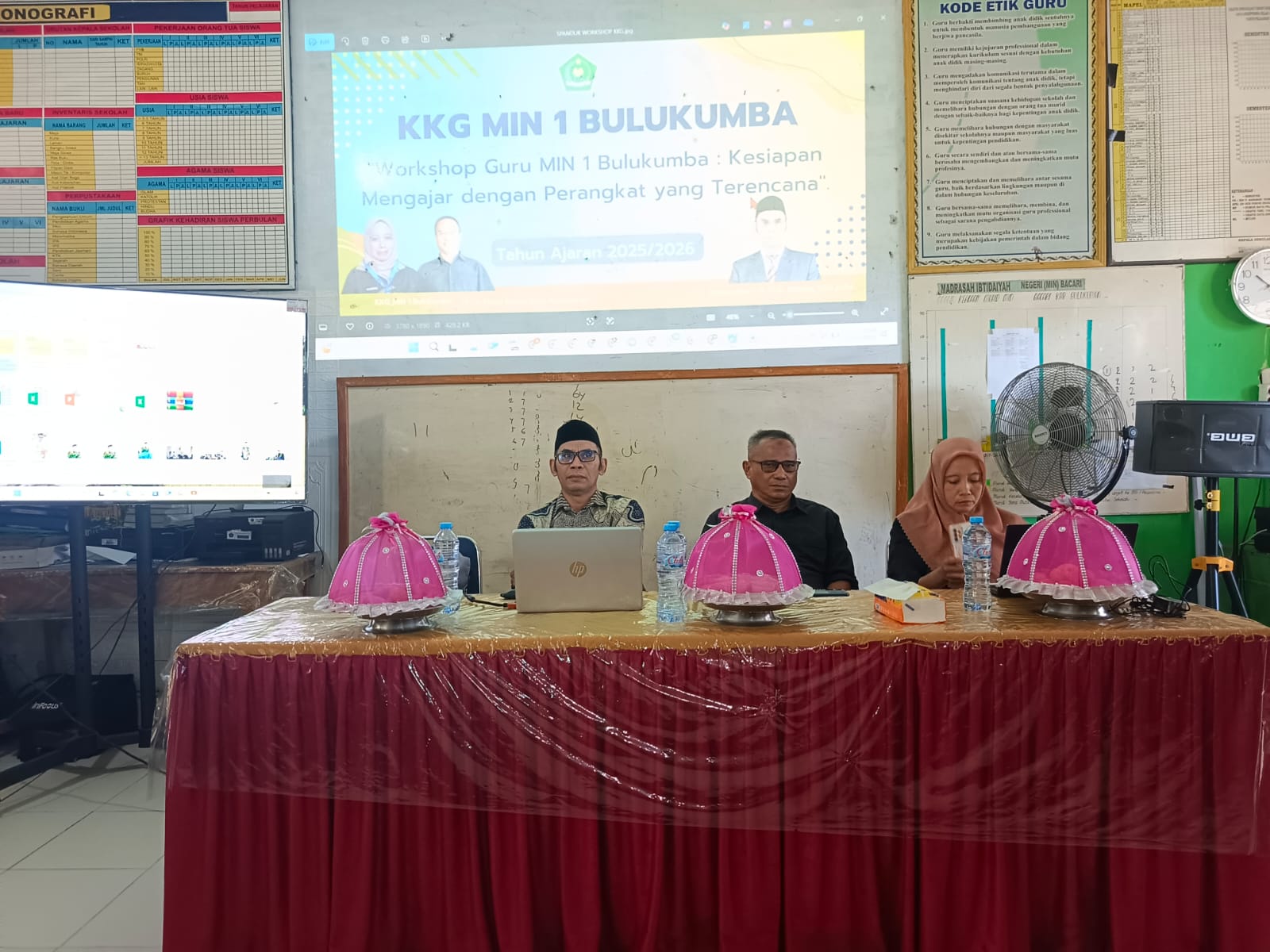 Pengawas Bina MI, Drs. Syurakati, bersama Kepala Madrasah, Uliawati, S.Pd.I.