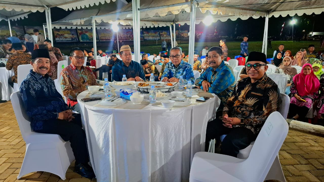 Kakan Kemenag Lutim (seebelah kanan dalam foto) duduk bersama tamu undangan