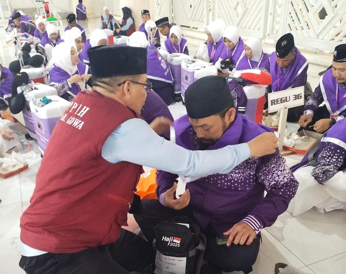 Jemaah saat dikalungkan id card oleh PPIH