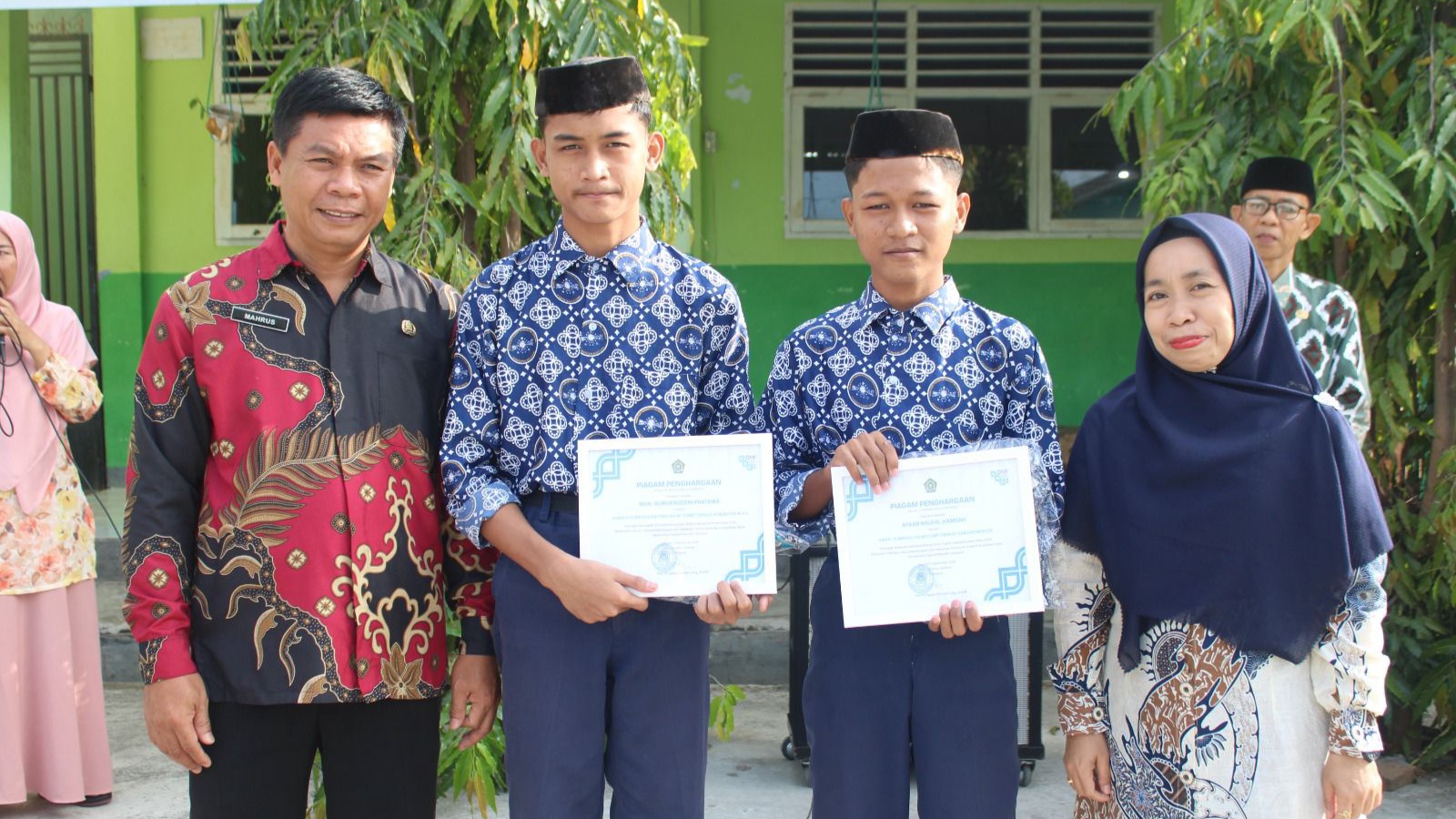 Kepala MTs Ma’arif NU Lasepang Apresiasi Prestasi Siswa pada Ajang OMI Kabupaten pada Rabu, 1 Oktober 2025 (Foto: Ma'arif NU Lasepang)