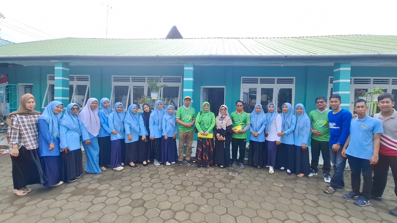 Foto Bersama Tim Penilai Beserta Segenap Pendidik Dan Tenaga Kependidikan MAS Allu