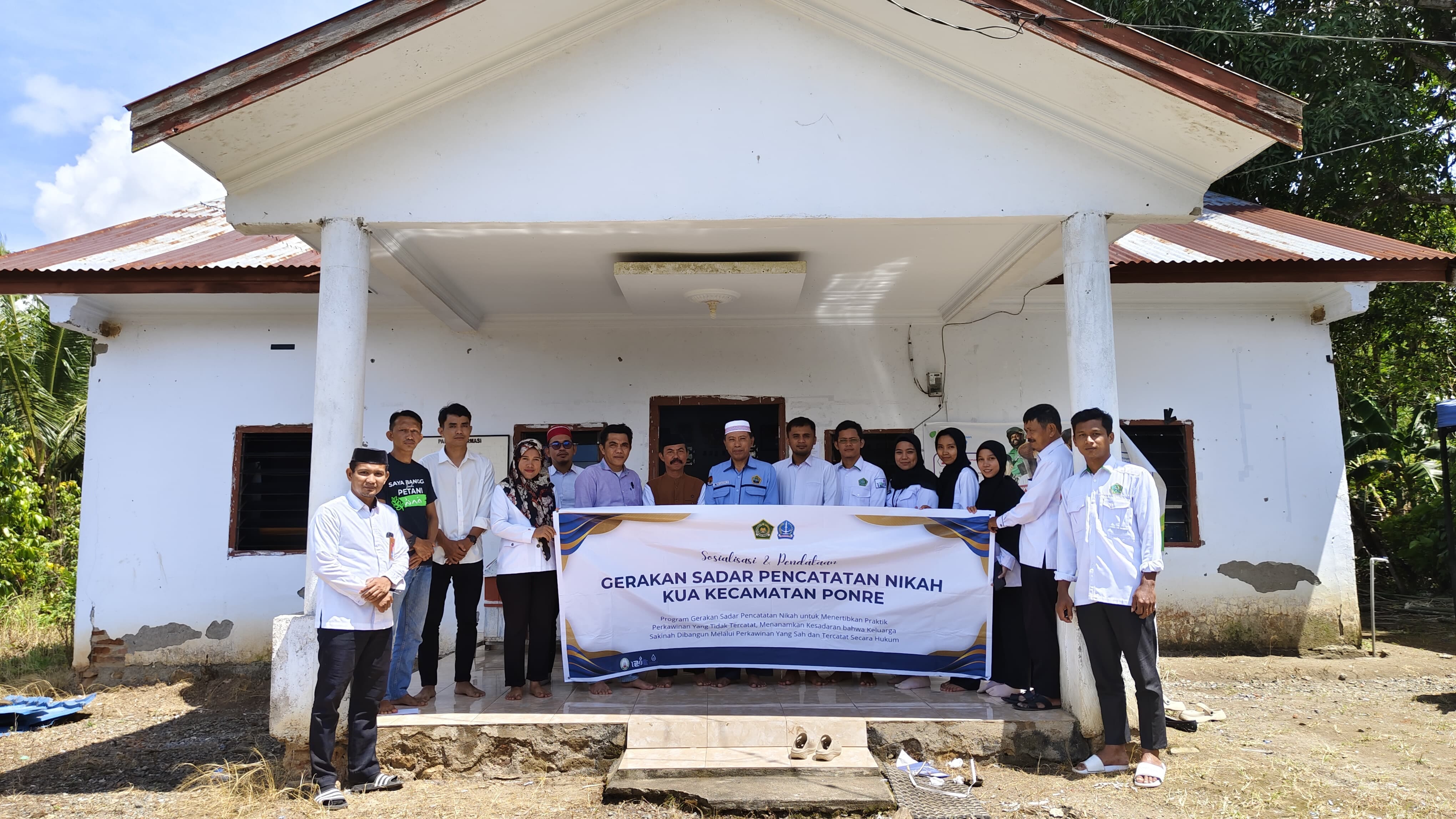 Foto bersama perangkat Desa Salampe