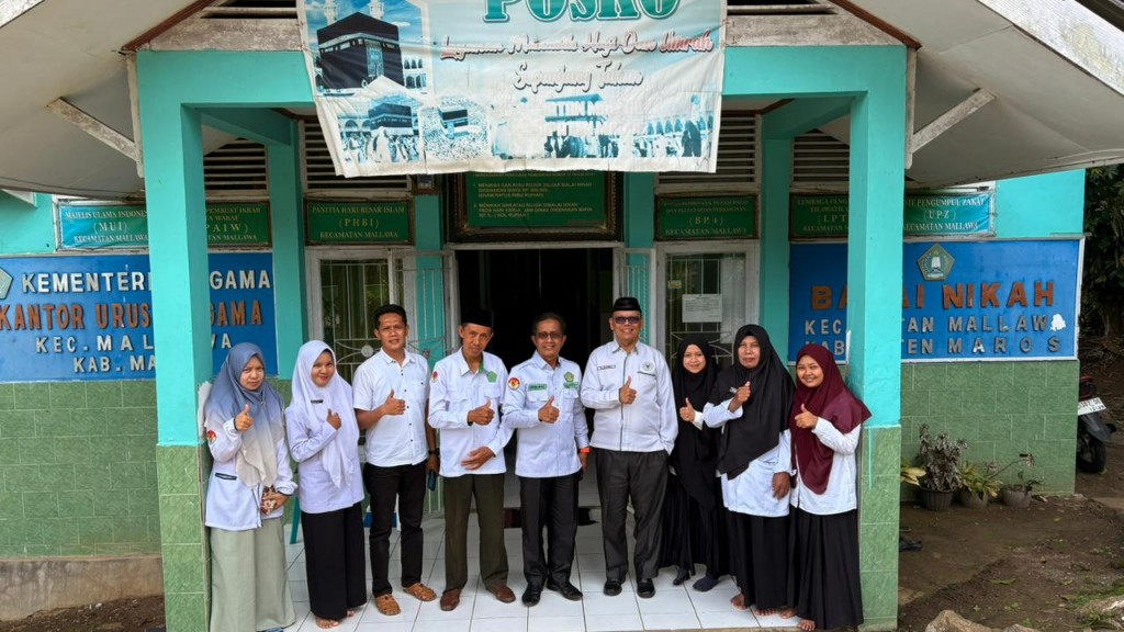 Kunjungan Kakankemenag Maros H. Nur Halik dan Kasi Bimas Islam H. Ramli di KUA Mallawa (foto: vicha)