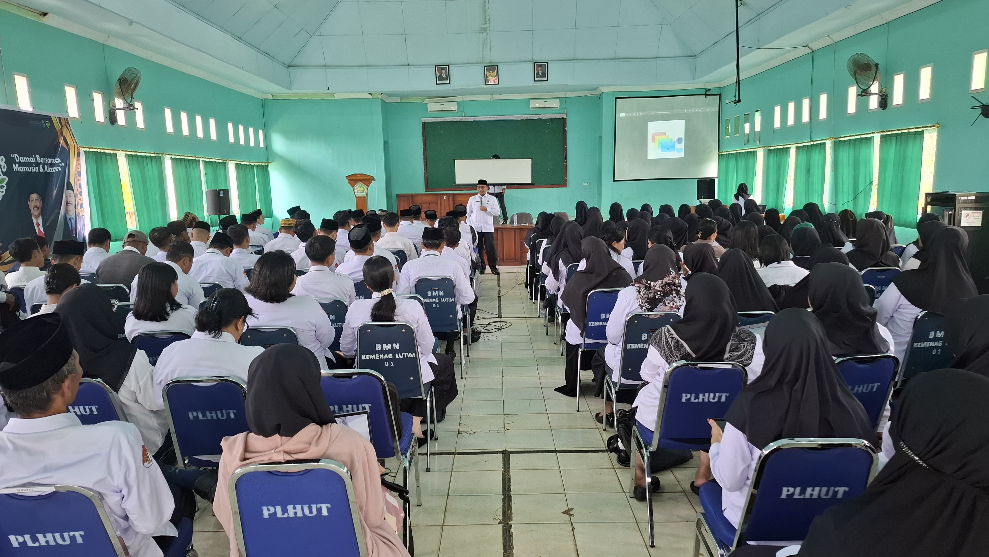 Para ASN Kemenag yang hadir pada Bimtek Kepegawaian