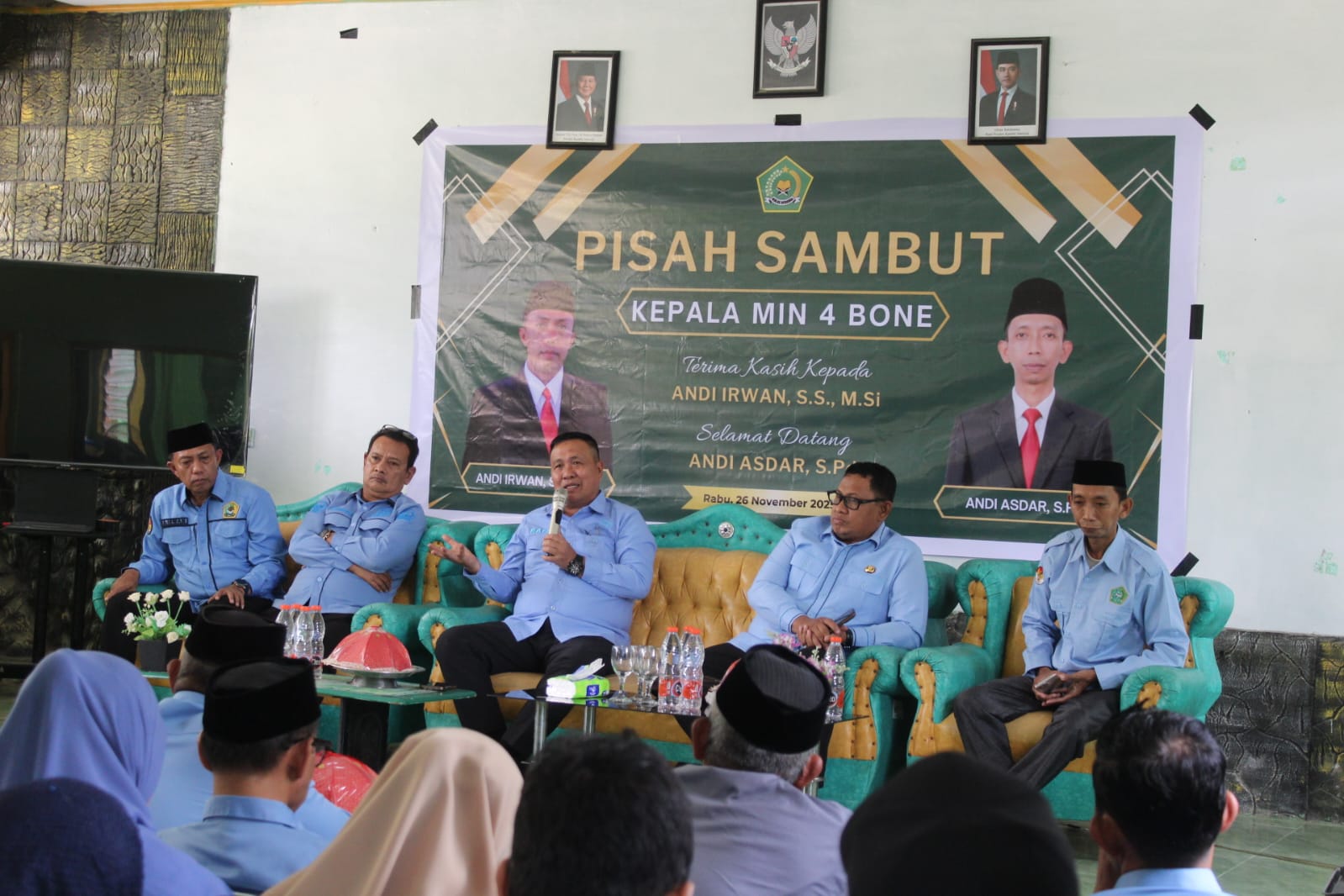 Kepala Kankemenag Bone memberikan sambutan pada acara pisah sambut Kepala MIN 4 Bone yang berlangsung hangat dan penuh keakraban di Aula MIN 4 Bone.