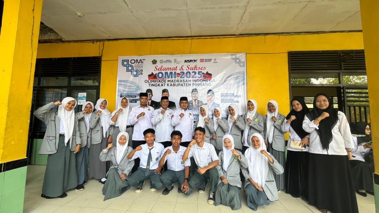 Delegasi MA Biharul Ulum Ma’arif Suppa bersama Kakan Kemenag Pinrang, Kasi Penmad, kepala madrasah, dan guru pembina berfoto sebelum mengikuti Olimpiade Madrasah Indonesia (OMI) 2025 tingkat Kabupaten di MAN Pinrang