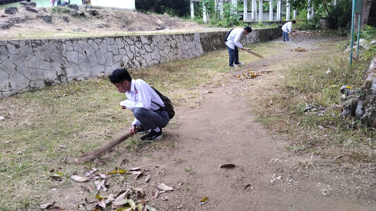 Siswa MA Biharul Ulum Ma’arif Suppa membersihkan area depan pagar sebelum apel pagi, Selasa (9/9/2025)