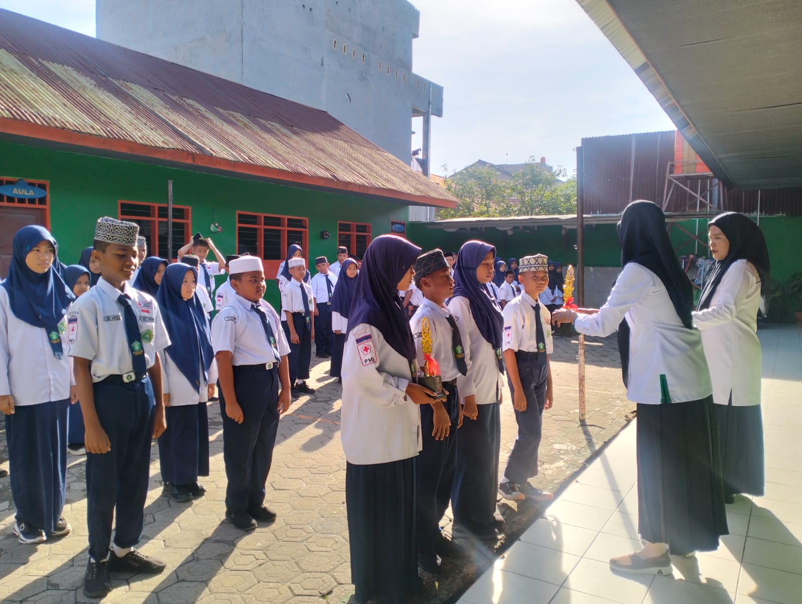Tim Pramuka MTs Ma’Arif Pinrang Serahkan Piala Sebagai Wujud Dedikasi Untuk Madrasah