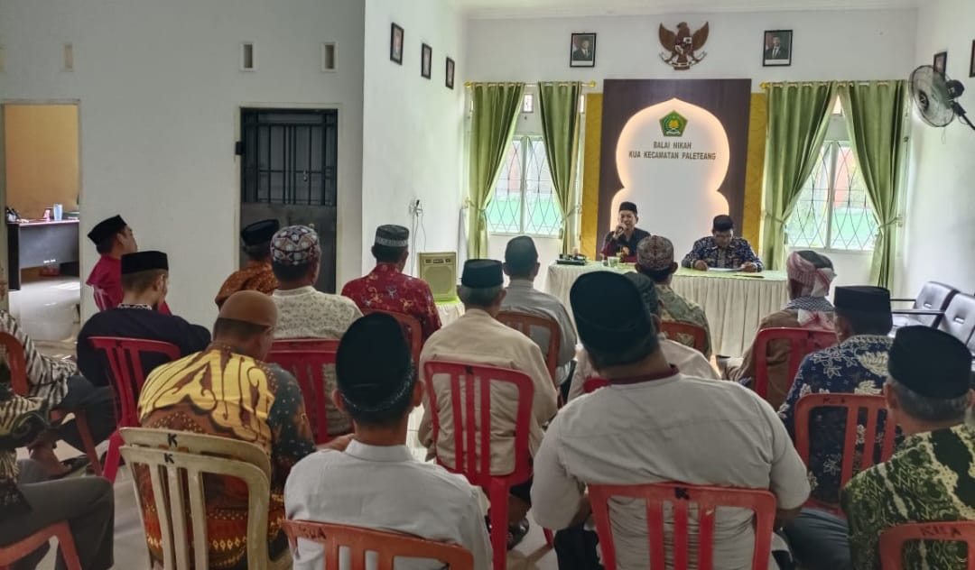Penyuluh Agama Islam KUA Paleteang lsmail, S.H.I Menyampaikan Materi Pengajian Bulanan Imam dan Pegawai Syara