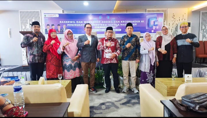 Foto Bersama Usai Penyerahan Penghargaan oleh Kabid Penmad Kanwil Sulsel