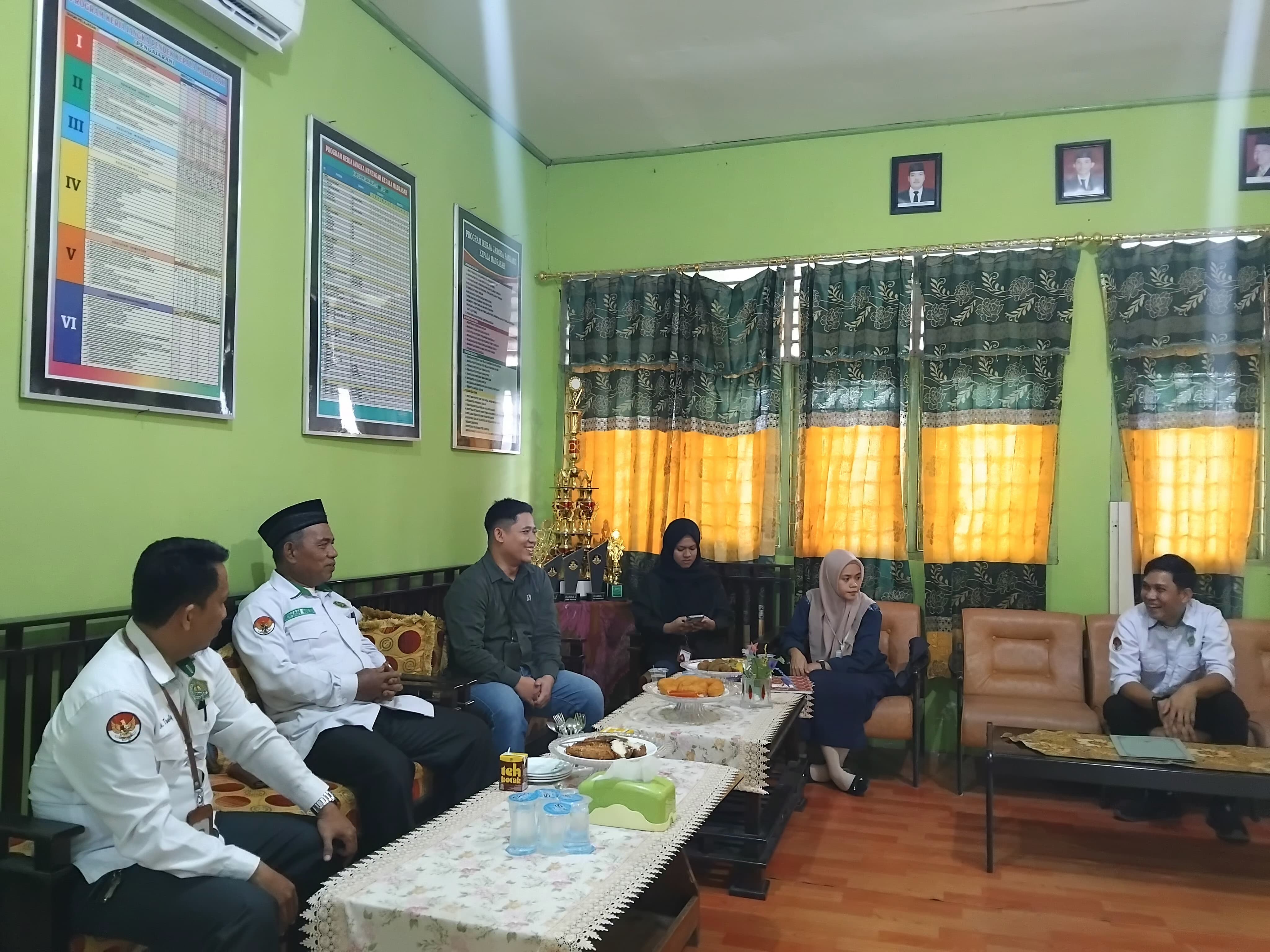 Suasana foto bersama kamad dan head of Telkom area Pinrang