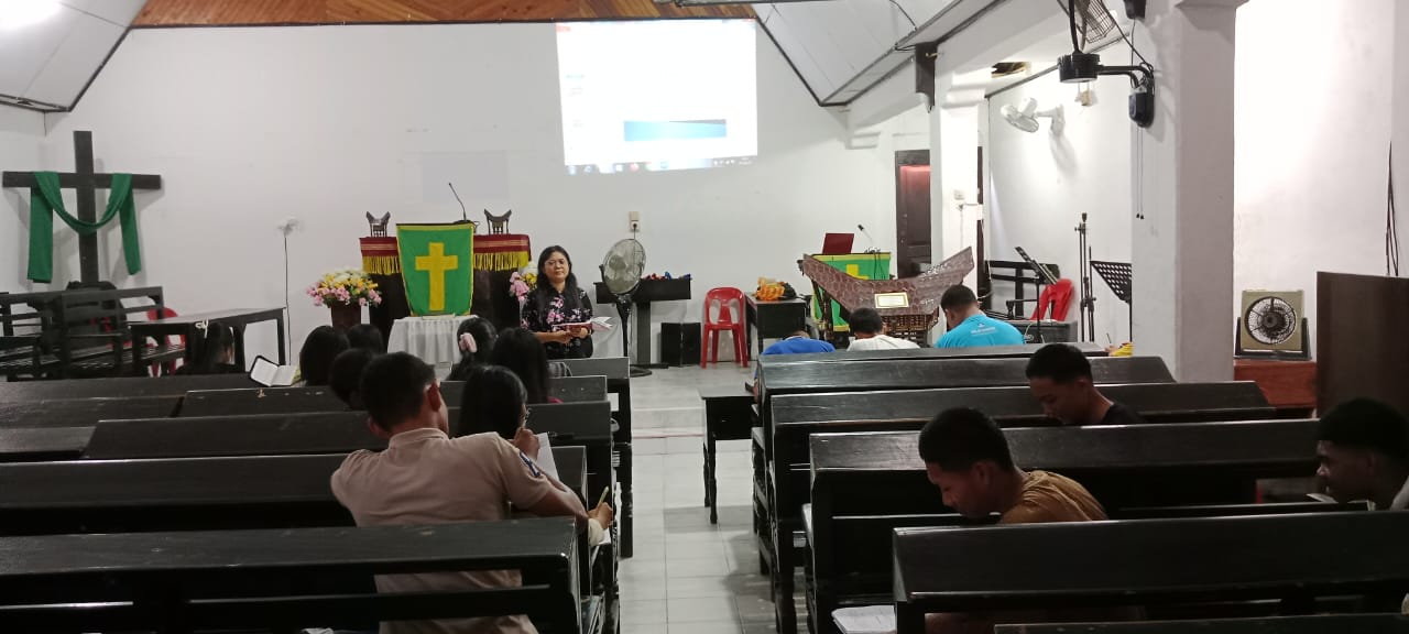 Novina Berikan Penyuluhan Agama Kepada Kaum Muda di Gereja Toraja Mamasa