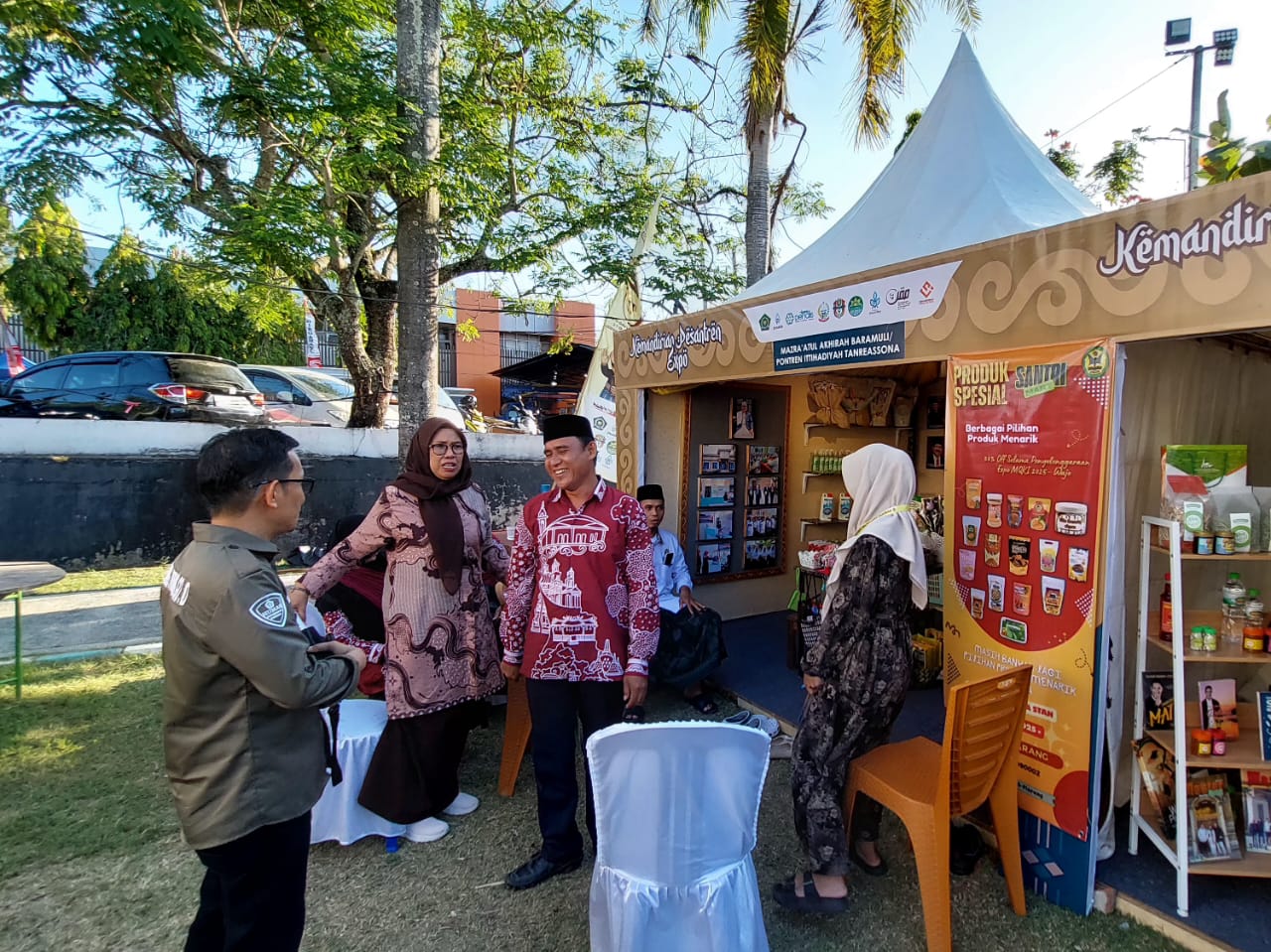 Produk inovasi santri Pinrang, mulai dari sabun hingga camilan Santri Mart, dipamerkan di Expo MQKI 2025