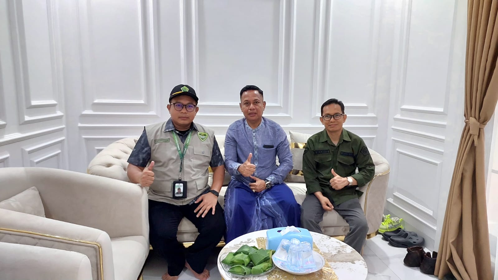 Suasana hangat antara Tim Humas Kemenag Pinrang dan tuan rumah Supriadi, ASN Dinas Perhubungan Wajo, di sela perhelatan MQKI 2025.