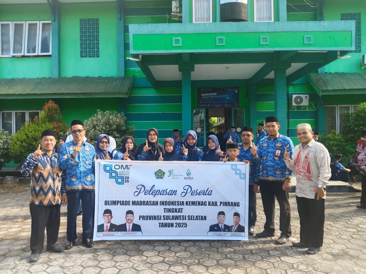 Para peserta OMI 2025 asal Lero bersama guru pembina usai dilepas resmi oleh Kemenag Pinrang.