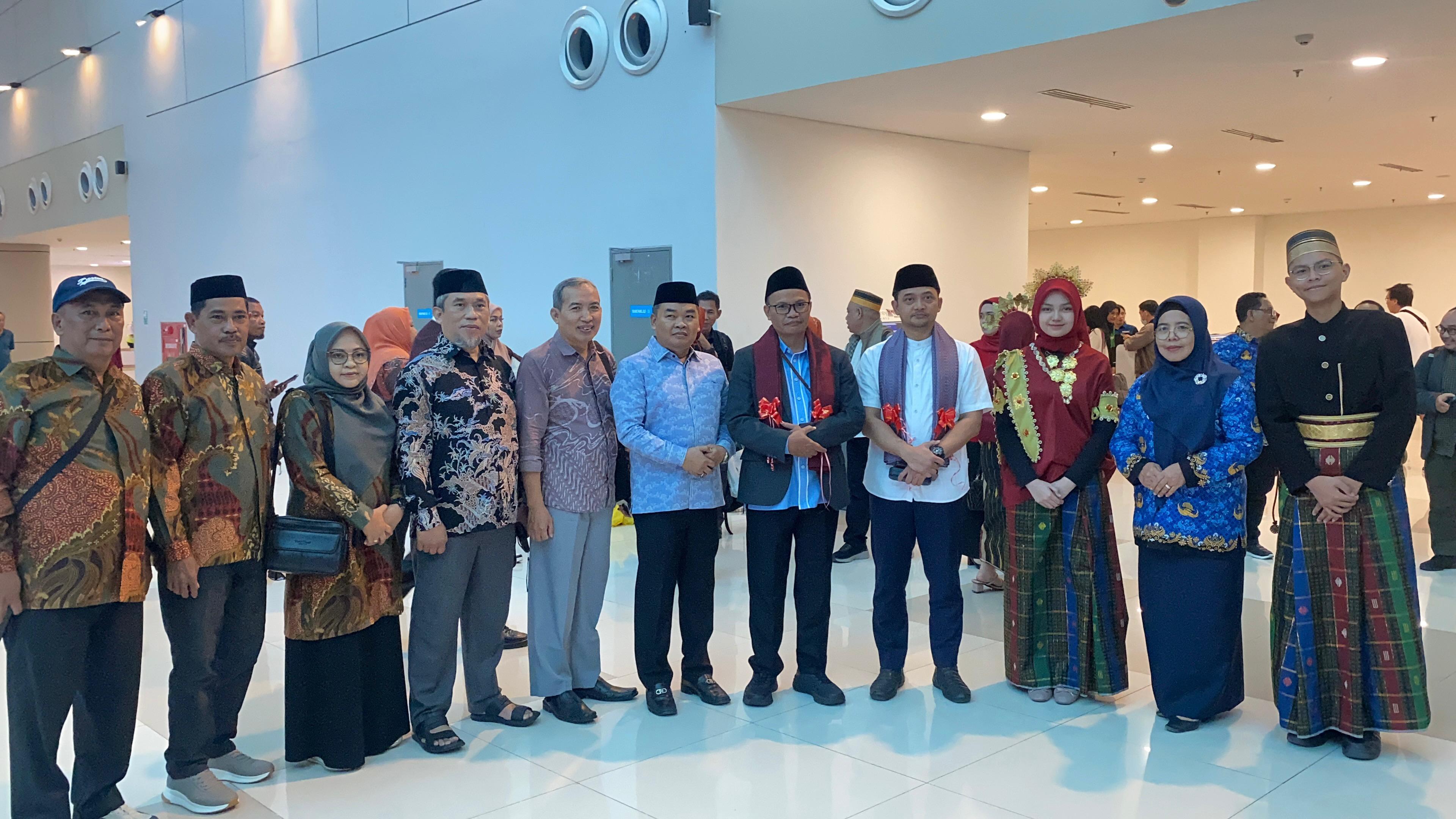 Kedatangan Kepala Kantor Wilayah (Kakanwil) Kemenag DKI Jakarta di Sulawesi Selatan disambut langsung oleh Kepala Kemenag Pinrang, H. Irfan Daming, bersama jajaran