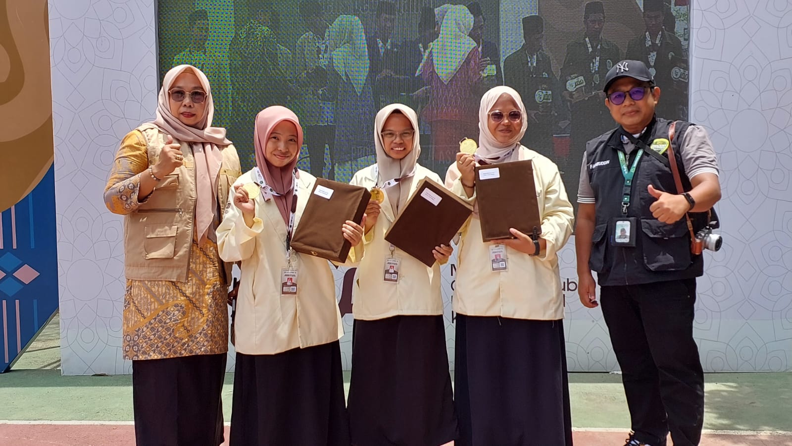 Putri Kepala KUA Watang Sawitto Raih Juara Pertama Lomba Debat Bahasa Arab Tingkat Nasional