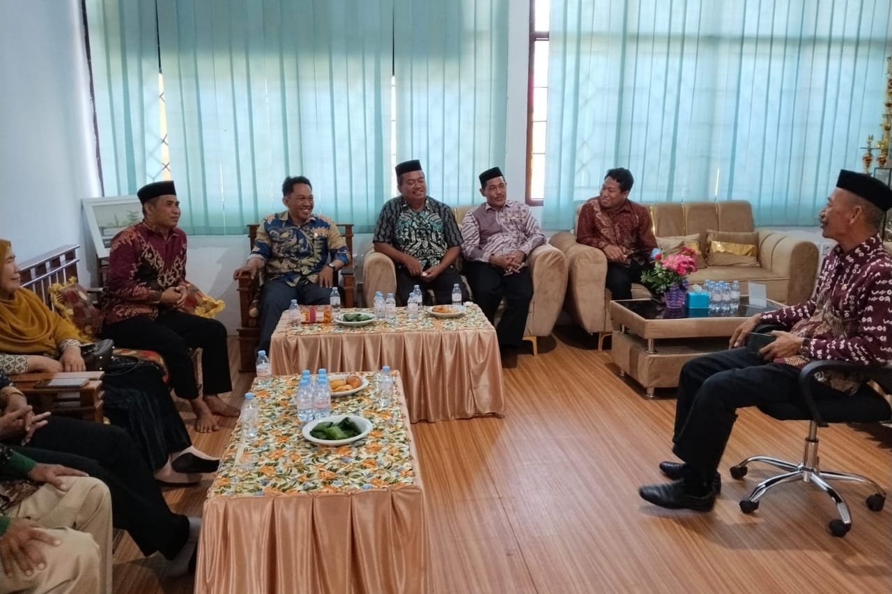 Suasana rapat KKMA Kabupaten Pinrang yang membahas penguatan kompetensi guru madrasah, berlangsung di ruang kerja Kepala MAN Pinrang, Rabu (8/10/2025).