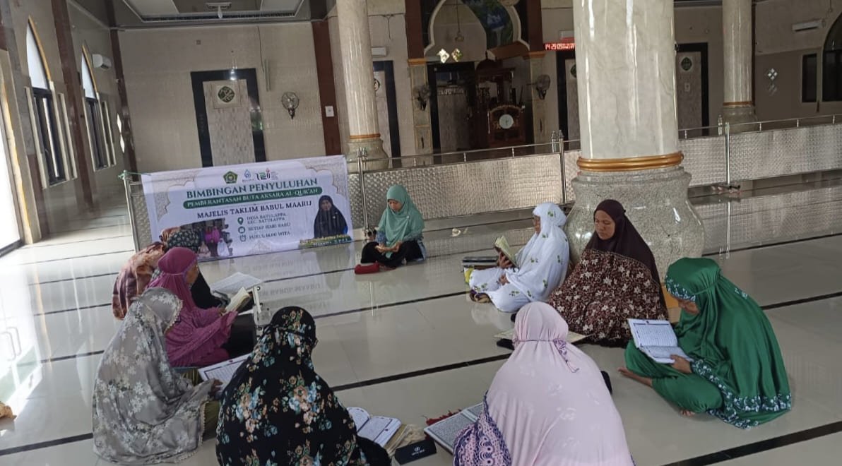 Ibu-ibu lansia penuh semangat mengikuti pembelajaran Al-Qur’an di Masjid Babul Ma’arij, Batulappa