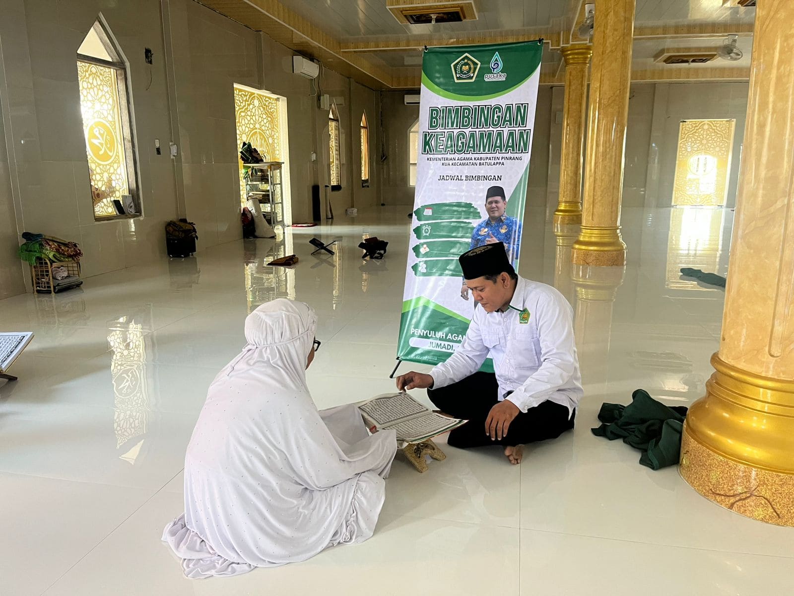 Jumadi memberikan koreksi bacaan Al-Qur'an secara personal kepada jamaah Majelis Taklim Babul Quba.